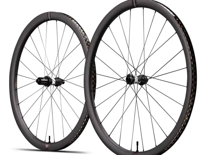 reserve jeu de roues de route 34 37 dt240 ta cl disc tubeless.webp