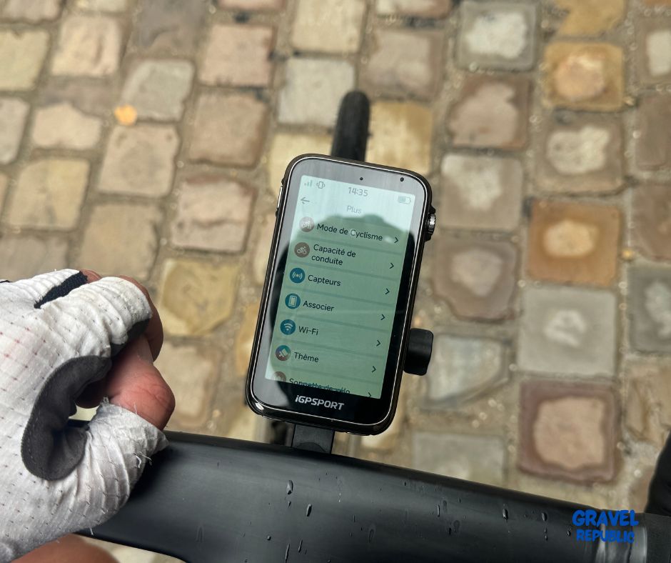 Menu Plus du BiNavi Ultra avec mode de cyclisme, capteurs, Wi-Fi, thème et sonnette