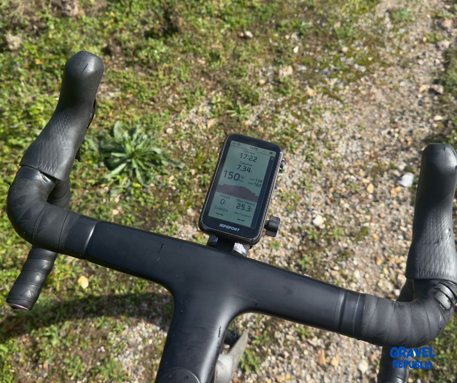 Page de données du BiNavi Ultra avec profil d'altitude, sur le guidon d'un gravel