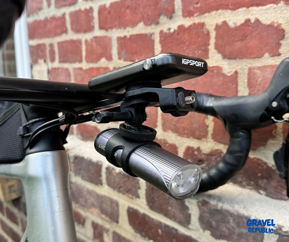 Support de guidon iGPSPORT avec le compteur BiNavi Ultra et la lampe VS1800S fixée dessous